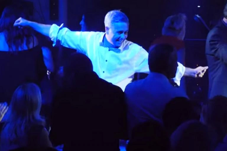 Ηράκλειο: Τα… έσπασε! Το ζεϊμπέκικο του Μιχάλη Λεμπιδάκη στα μπουζούκια (βίντεο)